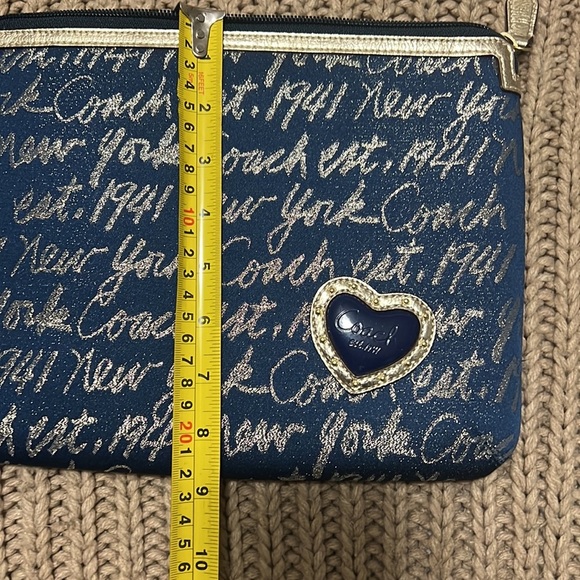 Coach navy gold iPad case sleeve New York print 10,5”Lx8”Wx0,77”W - Picture 6 of 7